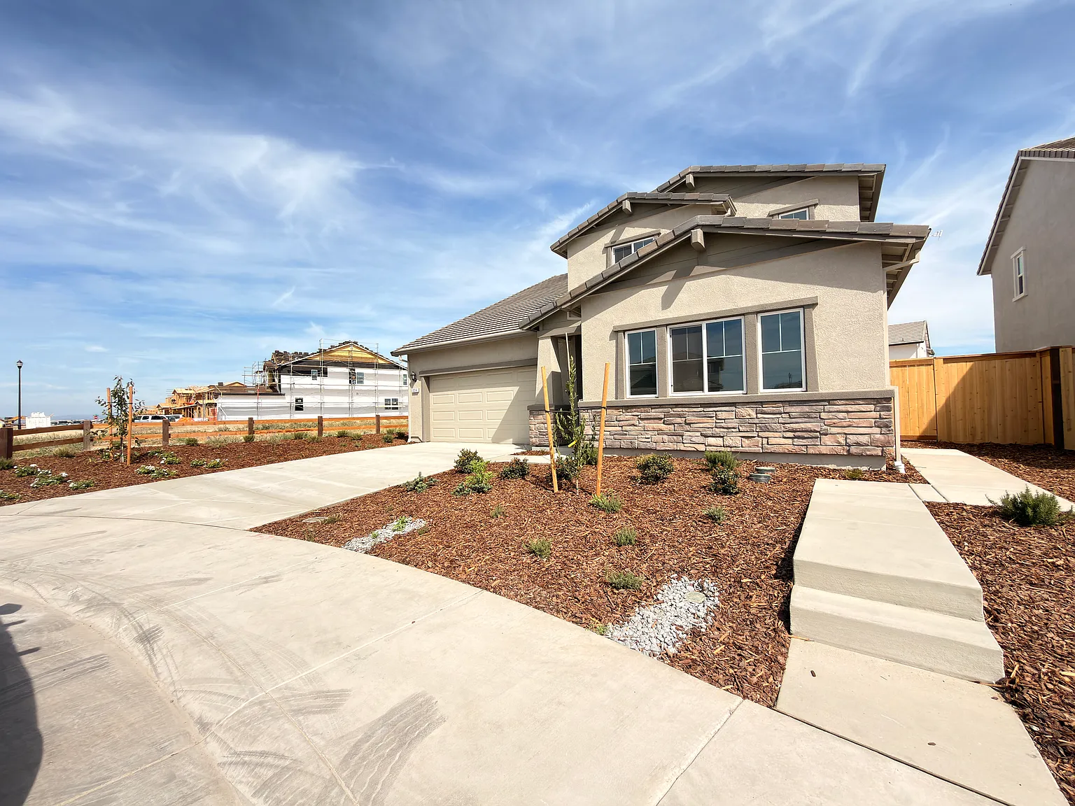 3 bed, 2.5 bath, 2200 sqft, $3,200 — Photo 2