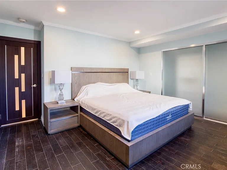 7796 Skyhill Dr — Photo 16