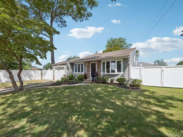 247 Woods Road, North Babylon, NY 11703