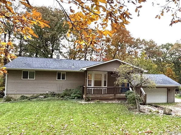 12389 White Lake Rd, Fenton, MI 48430
