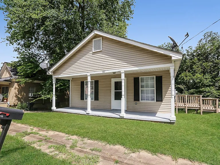 1006 Dr Charles Johnson Ave — Photo 3