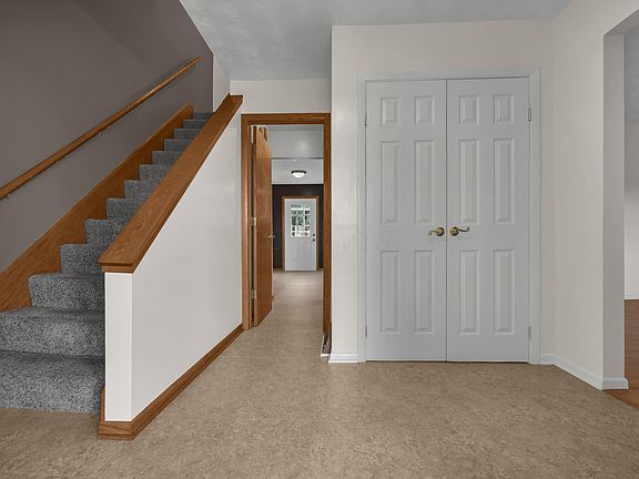 3rd image of 1871 Blue Jay Rd