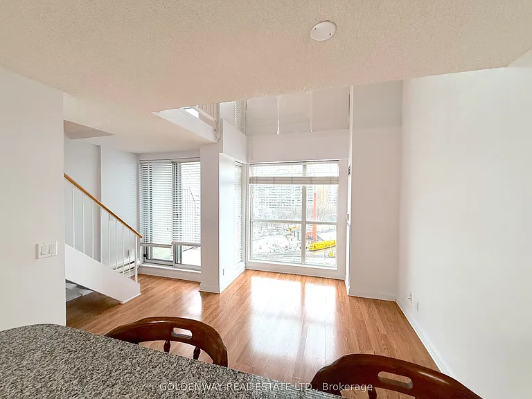 18 Merton St #911 — Photo 3