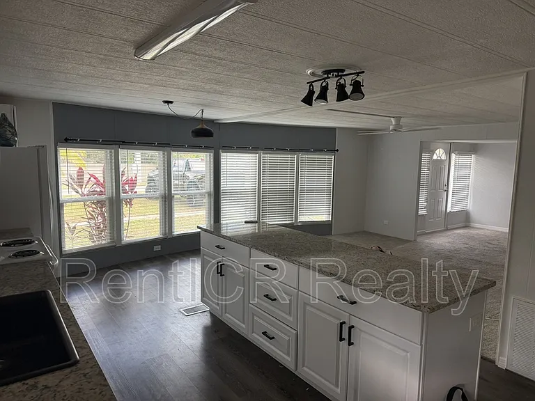 245 Lake Tarpon Dr — Photo 3