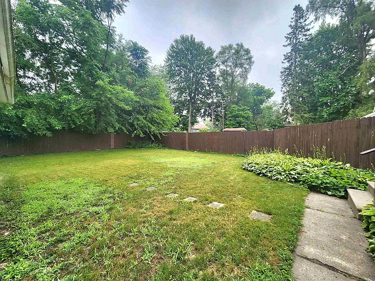 203 E Hines St — Photo 18