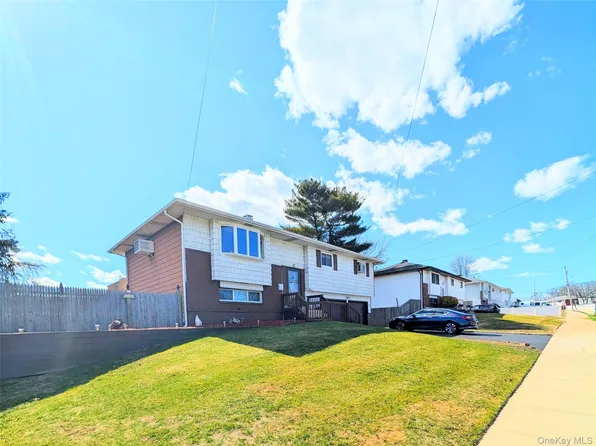 50 Sunburst Dr, Deer Park, NY 11729