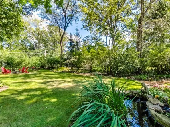 32 Berkshire Ln, Lincolnshire, IL 60069