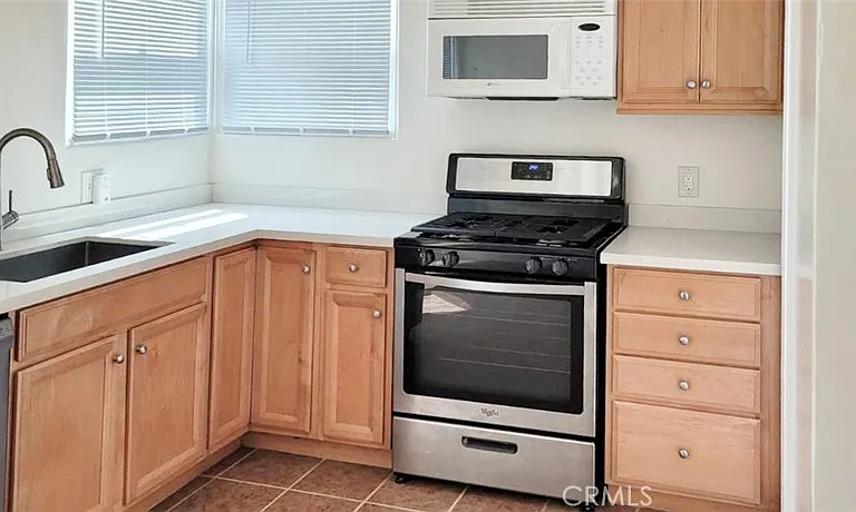559 E Providencia Ave — Photo 2