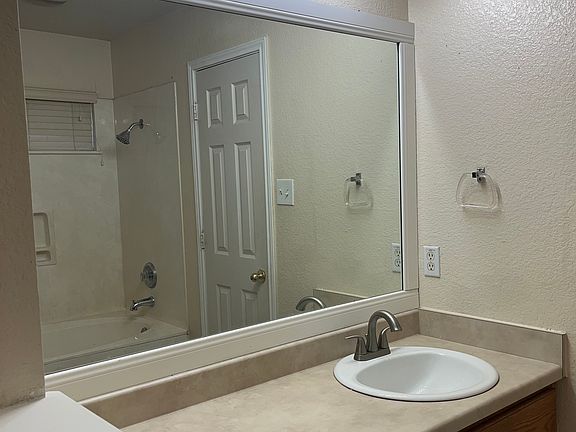 4th image of 12937 White House St