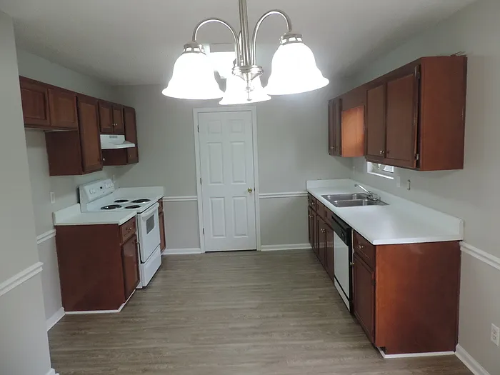 3881 Crest Dr — Photo 8