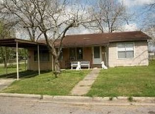 104 Young St, Hallettsville, TX 77964