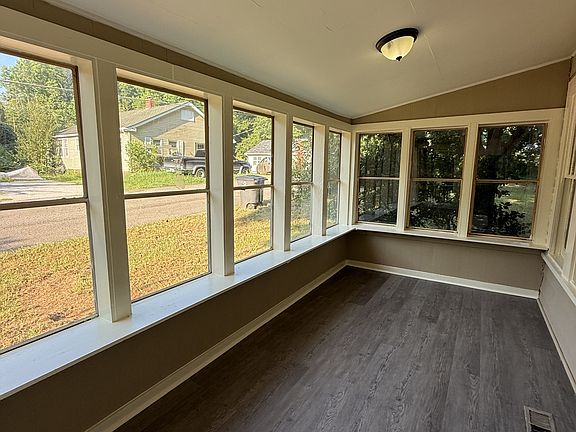 3rd image of 109 Oak Ave