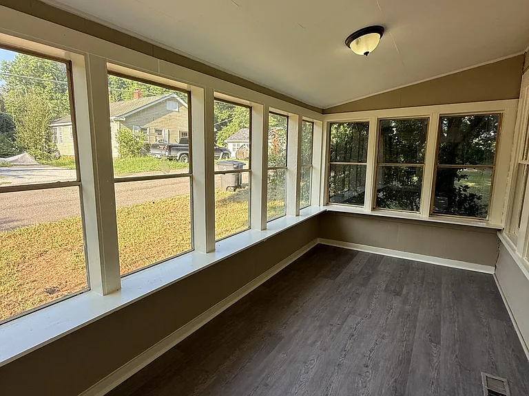 109 Oak Ave — Photo 3