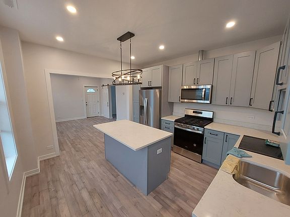 3rd image of 1041 N Wood St #3R