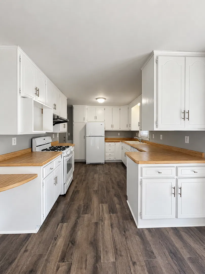 Stunning 4 Bedroom 2 Bathroom Home in Richfield! — Photo 2