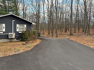1146 Maple Lake Dr, Bushkill, PA 18324