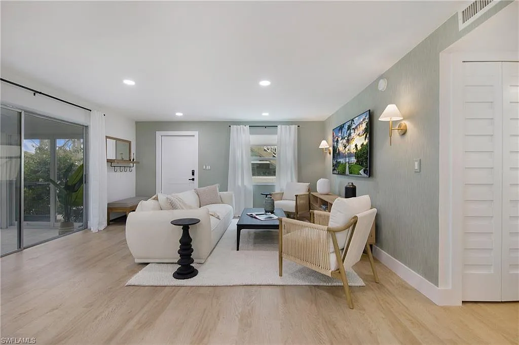 2 bed, 2.0 bath, 1100 sqft, $7,400 — Photo 3