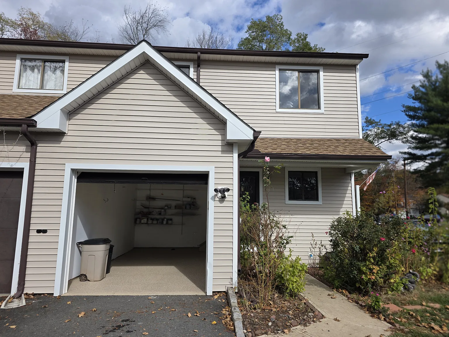 3 bed, 2.5 bath, 1600 sqft, $3,400 — Photo 2