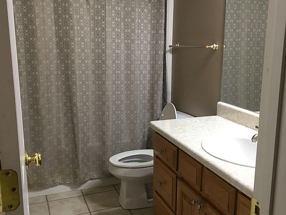 Guest bath w/ linen closet