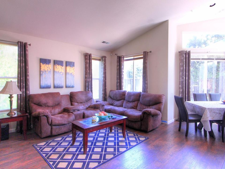 2nd image of 2 Oyster Bay Cir