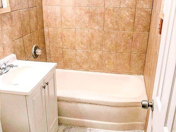 4th image of 422 NW 59th Ter #422