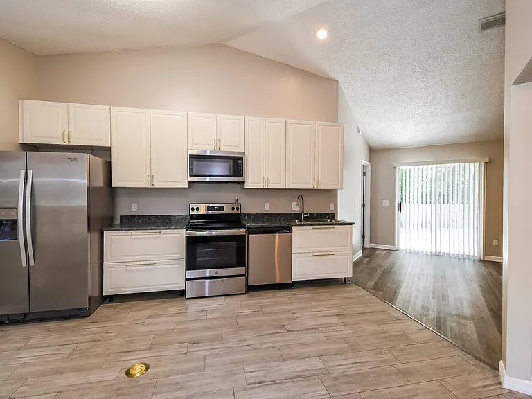 465 Oldfield Dr — Photo 9