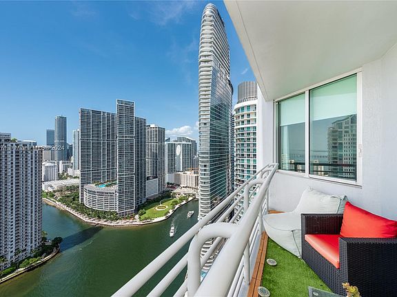2nd image of 325 Biscayne Blvd #3915