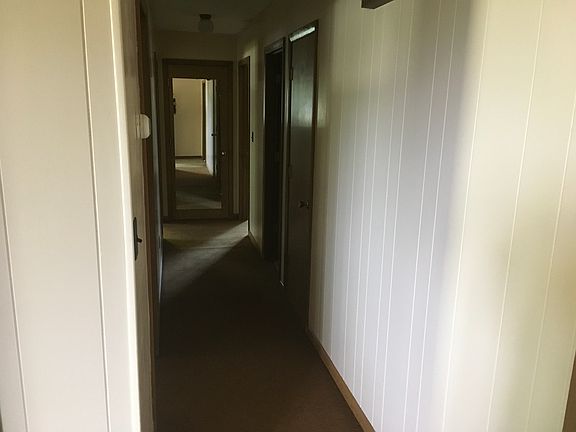 Hallway to bedrooms 