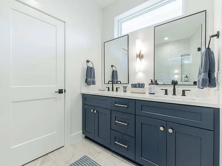 Main bath (en suite)