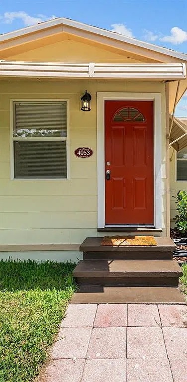 3 bed, 1.0 bath, 896 sqft, $1,995 — Photo 2