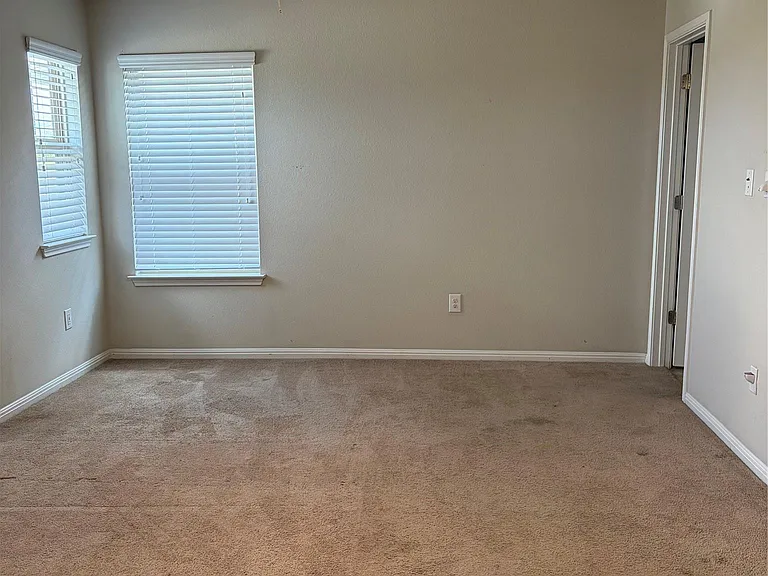 372 Eagle Brook Ln — Photo 16