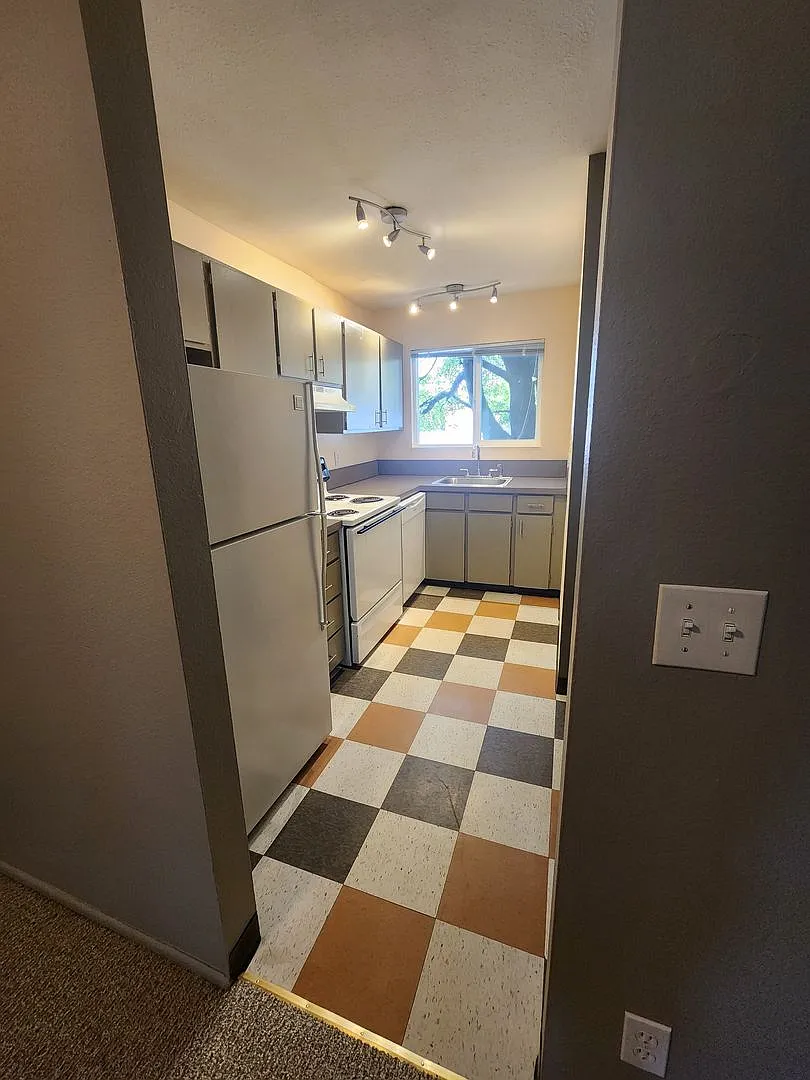 Bridgecrest Apartments — Photo 4