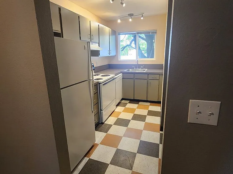 Bridgecrest Apartments — Photo 10