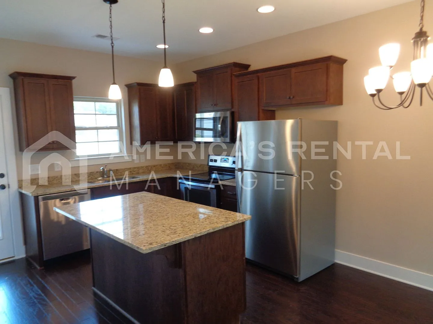 Gorgeous Town Home for Rent... Available to View with 48 Hour Notice — Photo 3