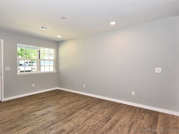 4th image of 2303 S Poplar St