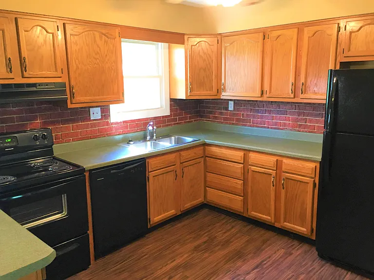 225 Glendale Dr — Photo 2