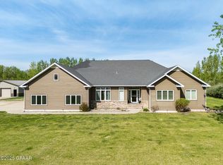 1063 Robin Rd NE, Grand Forks, ND 58201