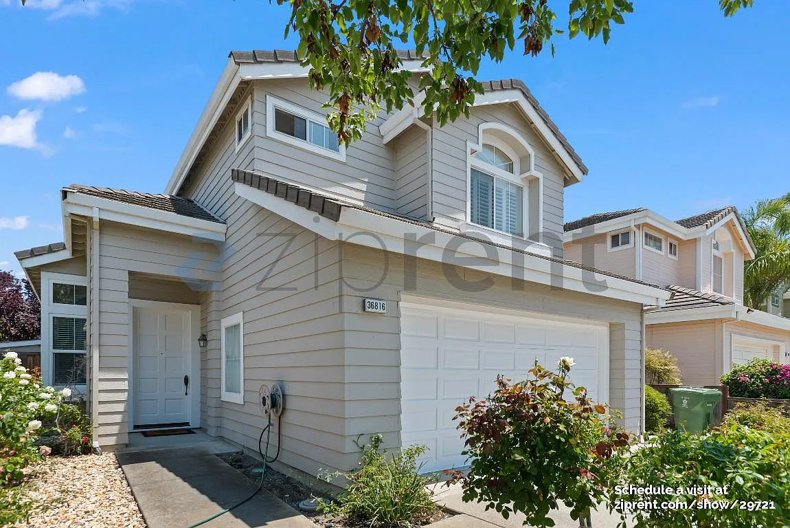 3 bed, 2.5 bath, 1893 sqft, $4,305 — Photo 3