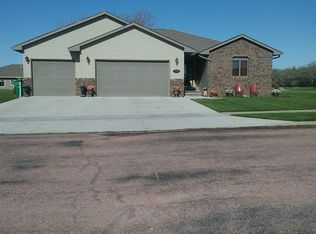 2709 Winsor Ct, Mitchell, SD 57301