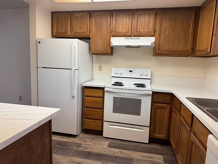 THE FORUM APARTMENTS — Photo 13