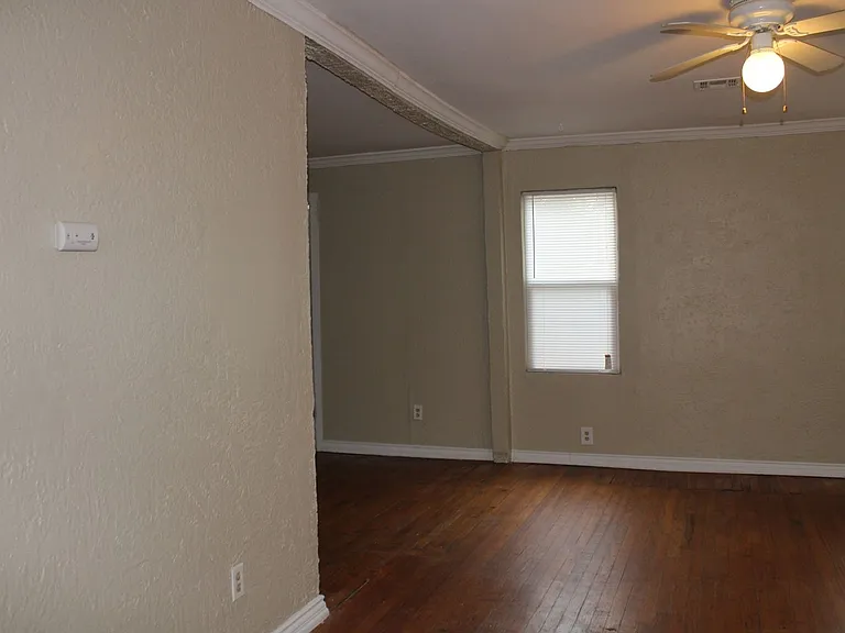209 W Douglas Dr — Photo 4