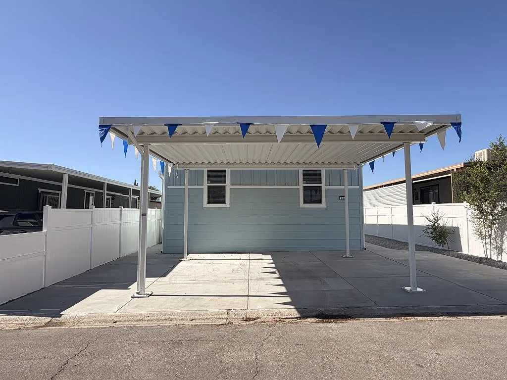 3 bed, 2.0 bath, 1216 sqft, $1,999 — Photo 1