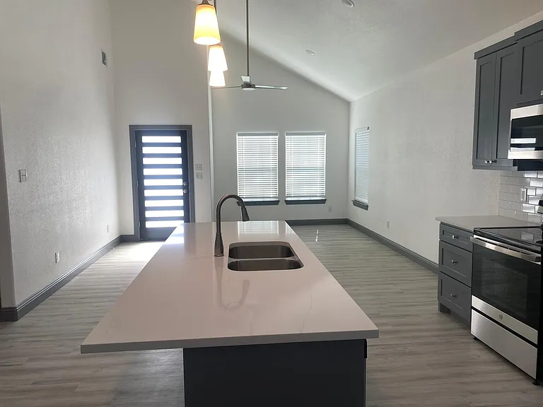 823 E Arlington Ave — Photo 4