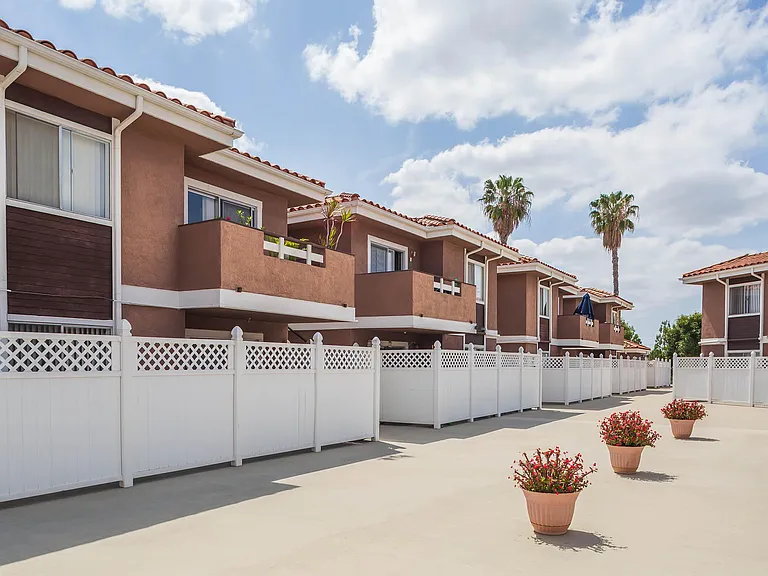 Casa Pacifica Apartment Homes — Photo 7