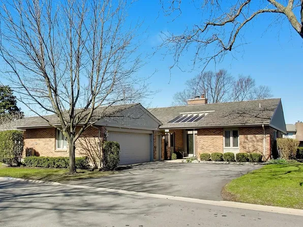 107 Briarwood Ln, Oak Brook, IL 60523