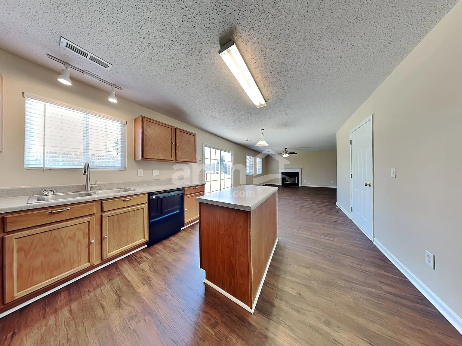 4 bed, 2.5 bath, 2395 sqft, $2,255 — Photo 4
