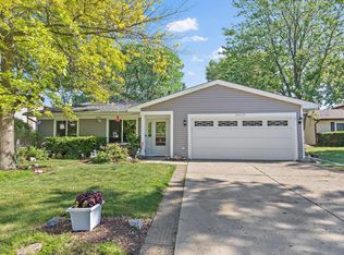 30W251 Holyoke Ct, Warrenville, IL 60555