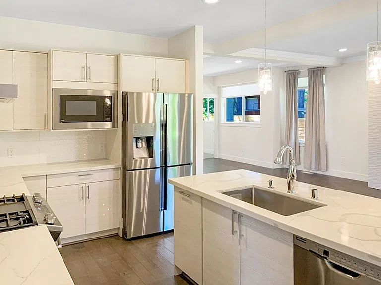 707 Newport Ct NE — Photo 10