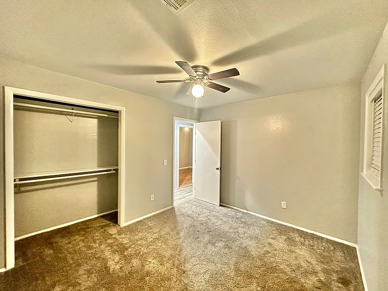 1604 Summit St — Photo 8