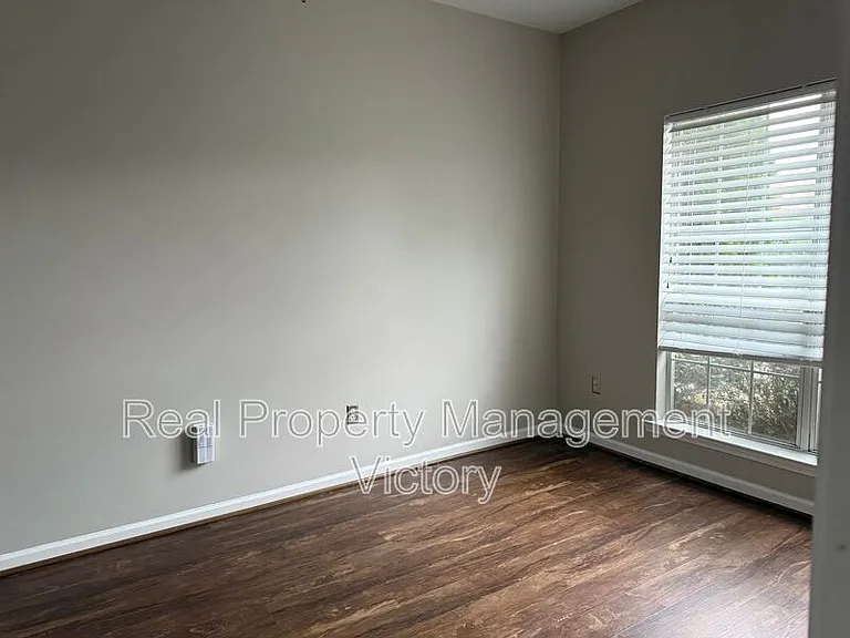 566 Treymoor Lake Cir — Photo 4